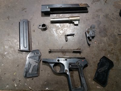 rastavljena udarna igla se reze i stavlja nazad prilikom varenja rupe i izvlakac se brusi da nemoze izvaditi metak