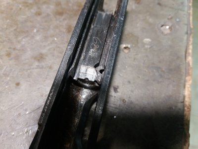 gloda se navlaka takoda nemoze povuci metak iz spremnika i vari se rupa udarne igle zajedno s iglom