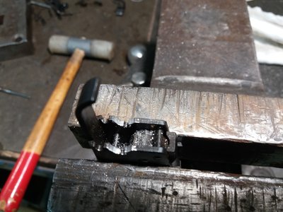 mehanizam okidaca se rezu rupe od pinova da se nemogu staviti nazad