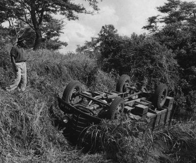 4 photo Safari-truck-overturned-in-riverbad..jpg