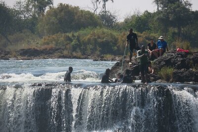 08 Vic falls kupaci sa zamibijske strane.JPG