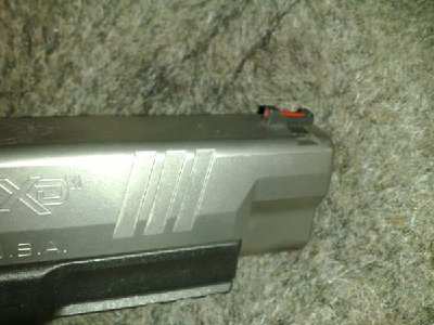 Prednji crveni fiber optic na XDM-u.