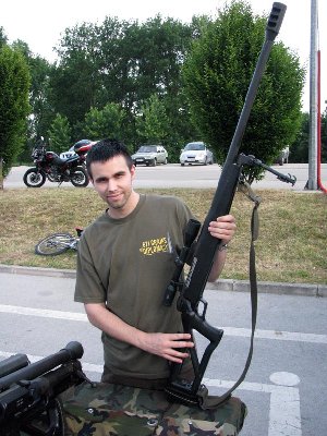 obratiti paznju na natpis na majici =)