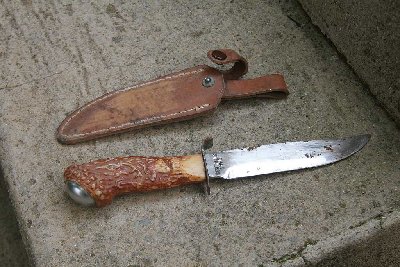 lovački China Stainless ali ima tačkice Stain-a:-) drška plastična imitacija roga ispada oštrica ali lijepo izgleda. Sa pristojnom drškom, lutkica.