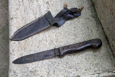 Oštrica od neke stare bajonete, vjerojatno WWII prekrila ju patina od nebrige ali na njoj piše Solingen što još daje nade.