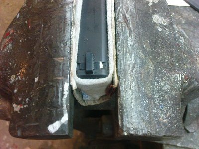 Ovdje se vidi komad čelika od izbijača kako se odvalio i zalijepio za nišan.