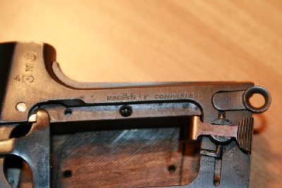 naziv proizvođača i zadnje 3 znamenke serijskog broja ispod lijeve korice rukohvata