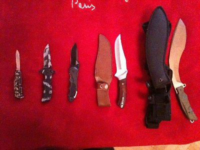 S lijeva na desno:<br />1. Švicarac<br />2. Boker - preklopni<br />3. Gerber - preklopni (sa tanto vrhom)<br />4. Paco<br />5. Kukri Fox Trekker Extreme Survive